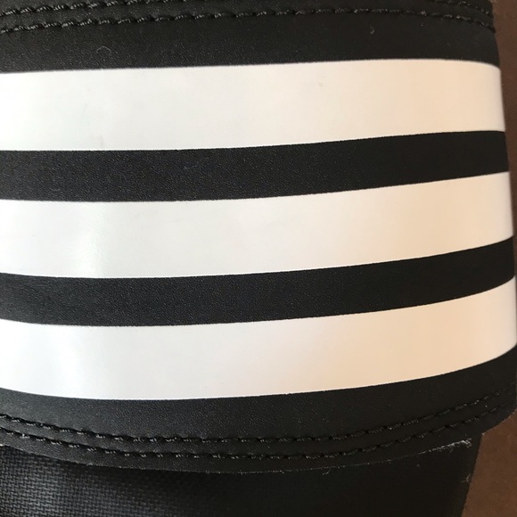 Adidas ADILETTE SLIDES Size 5 - Picture 6 of 8